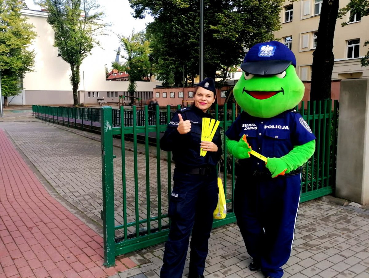 Policjanci podczas bezpiecznej drogi do szkoły w Olsztynie