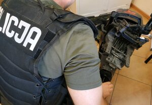 policjant z odzyskanym sprzętem