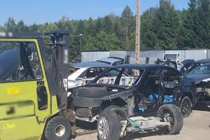 Części samochodowe zabezpieczone przez policjantów