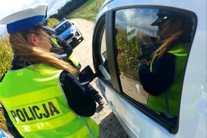 Policjantka podczas kontroli drogowej zatrzymanego do niej kierującego