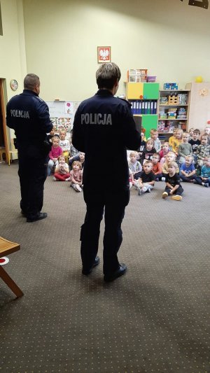 Policjanci rozmawiają z przedszkolakami