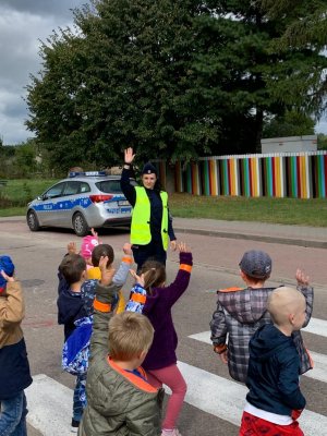 Policjantka podczas spotkania z dziećmi