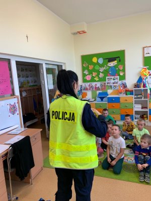Policjantka podczas spotkania z dziećmi w przedszkolu