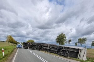 Miejsce zdarzenia drogowego. Przewrócona ciężarówka na drodze