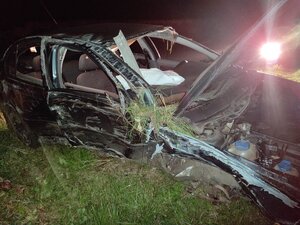 rozbity pojazd osobowy leżący w rowie