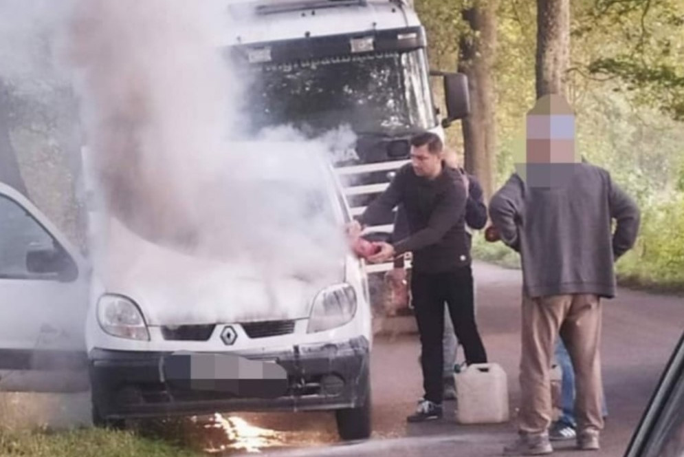 st. asp. Piotr Zalewski podczas gaszenia płonącego samochodu