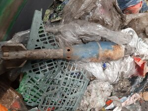 Granat leżący wśród śmieci