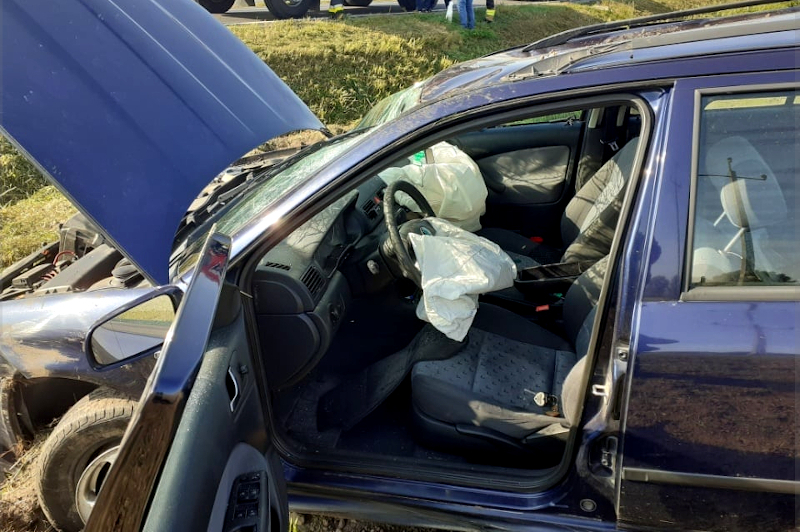 Rozbity samochód na miejscu zdarzenia drogowego