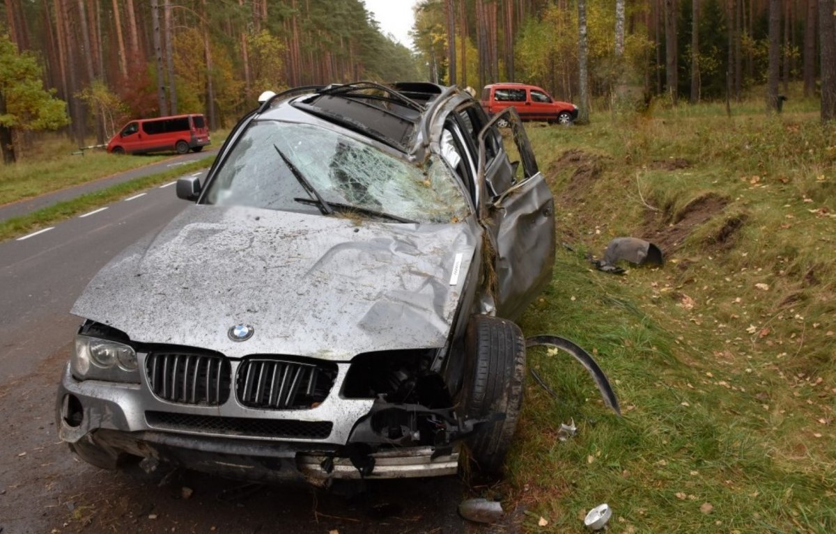 Rozbity samochód stojący poza drogą