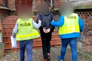 Zatrzymany mężczyzna prowadzony przez policjantów