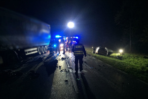 Policjant na środku drogi na miejscu zdarzenia