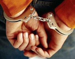 kajdanki założone na ręce