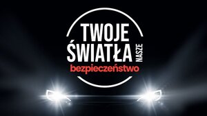 Plakat akcji z napisem "Twoje światła - nasze bezpieczeństwo" oraz światłami samochodu na ciemnym tle