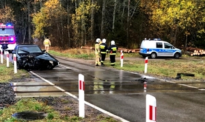 uszkodzony pojazd przy torach oraz służby ratunkowe