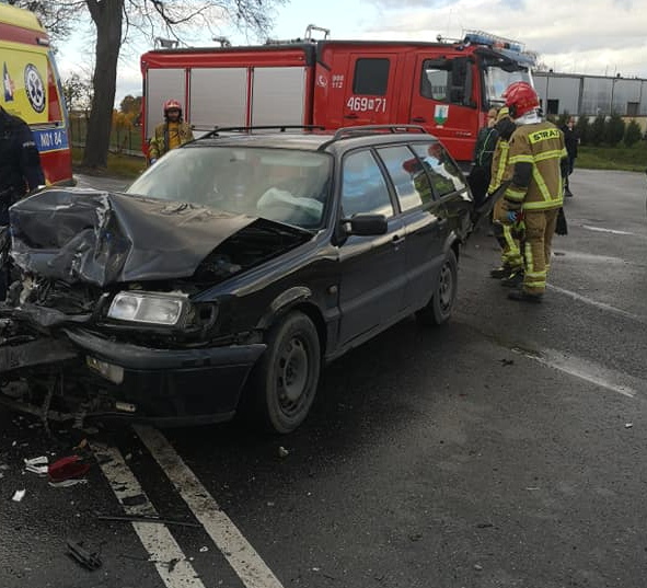 Uszkodzony przód pojazdu oraz służby ratownicze