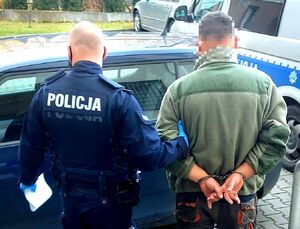 zatrzymany mężczyzna, prowadzony przez policjanta