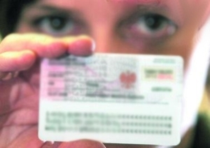 osoba trzymająca dowód osobisty w dłoni