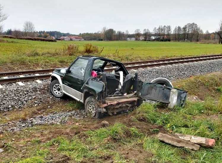rozbity pojazd przy torach kolejowych