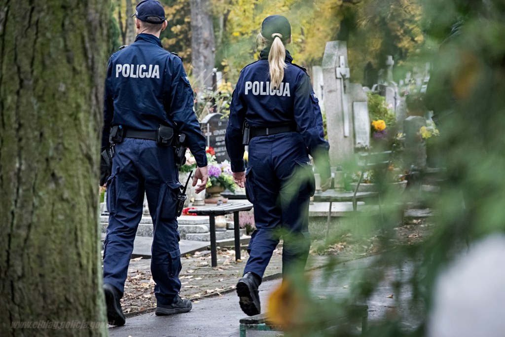 Policyjny patrol na cmentarzu w Elblągu