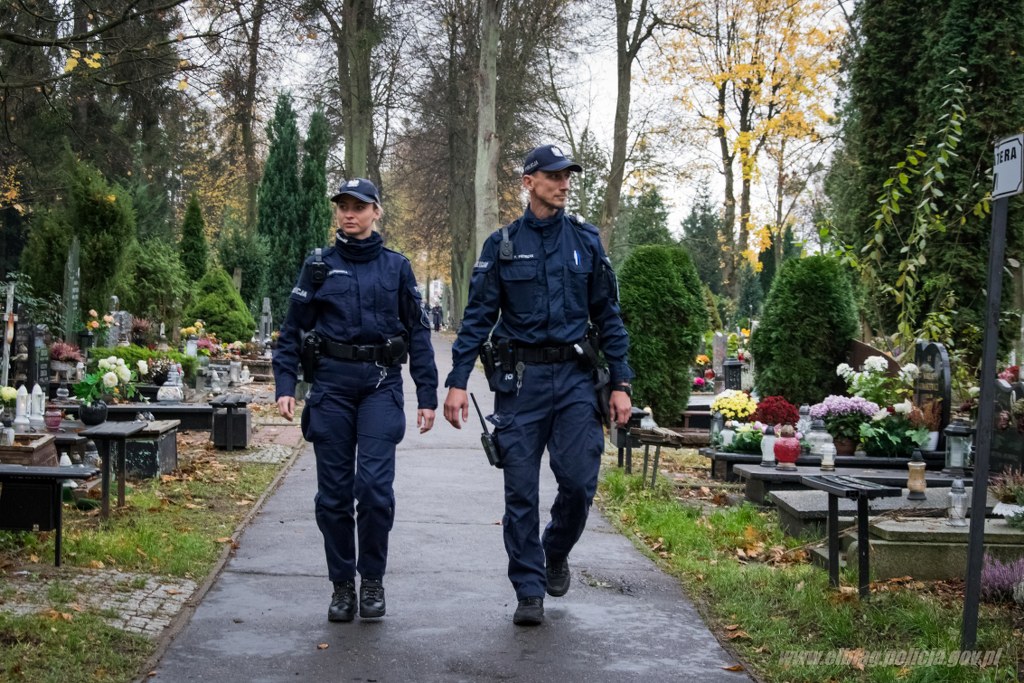 Policyjny patrol na cmentarzu w Elblągu