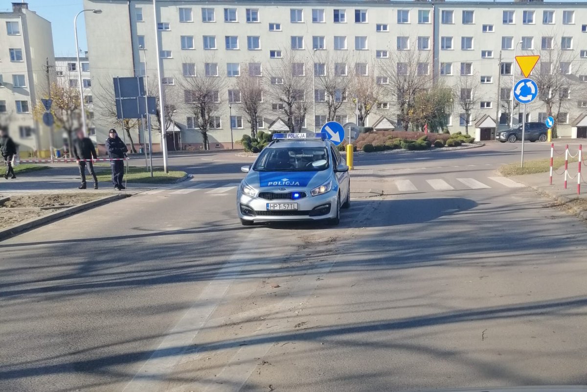 Policjanci podczas służby w Działdowie. Radiowóz stojący na środku drogi