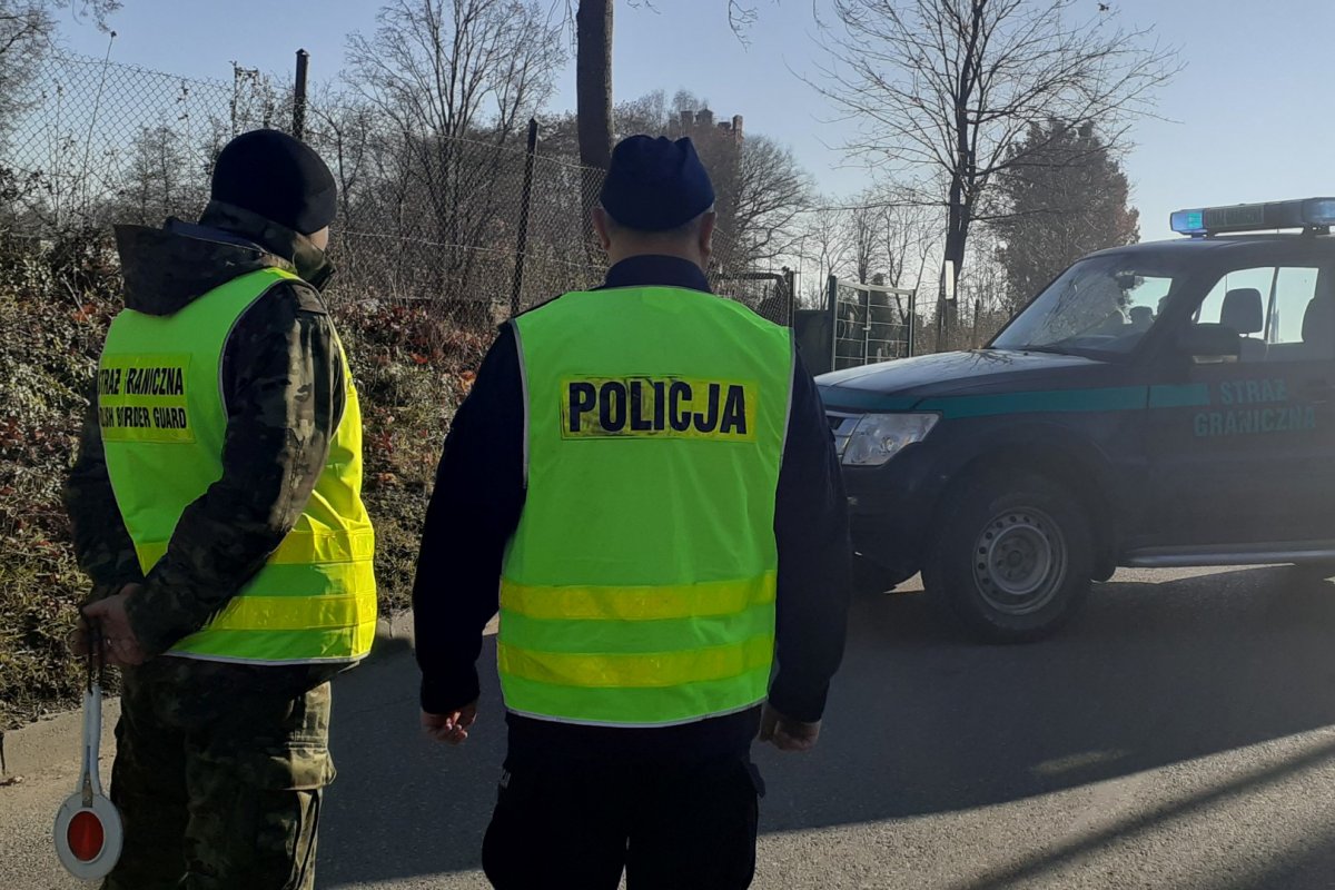 Policjant i strażnik graniczny podczas służby w powiecie bartoszyckim