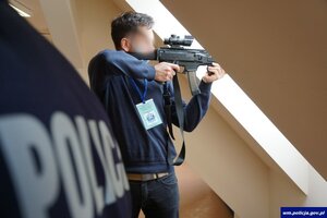 Mężczyzna celujący z broni długiej