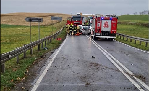 służby ratownicze przy rozbitym pojeździe