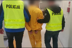 Zatrzymany mężczyzna prowadzony przez policjantów