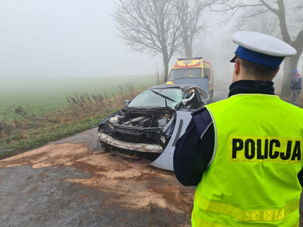 Miejsce wypadku i zniszczony pojazd