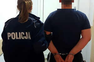 Zatrzymany mężczyzna prowadzony przez policjantkę
