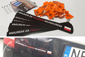 W górnej części zdjęcia na stole leżą kalendarzyki, odblaski i magnesy. W dolnej części zdjęcia widoczny jest magnes przyczepiony do karoserii auta.