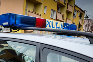 Dach radiowozu na tle bloków