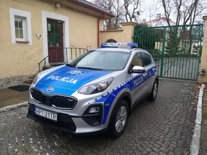 samorządowcy i policjanci przy nowym radiowozie