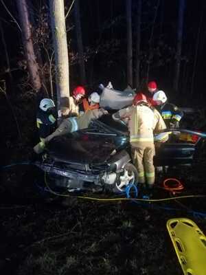 Strażacy podczas wyciągania pasażera zakleszczonego