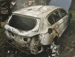 podpalony samochód