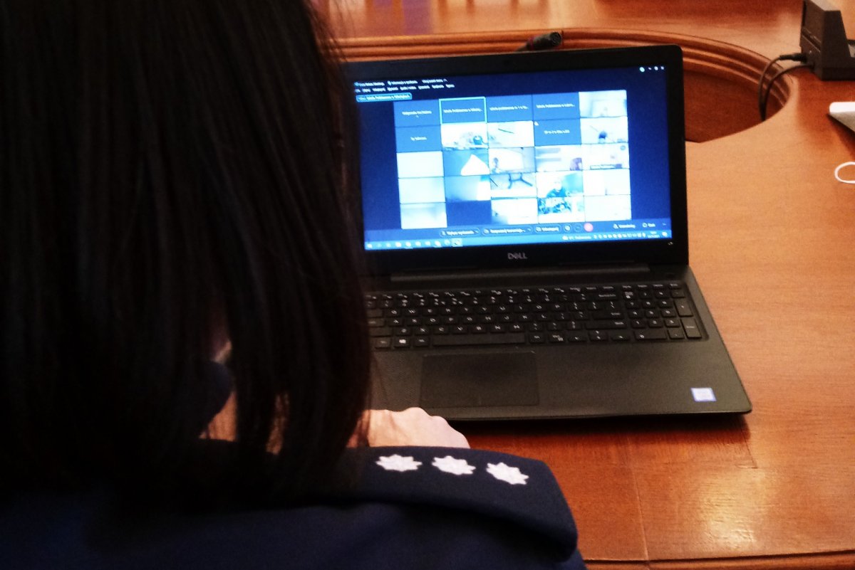Policjantka siedząca przed komputerem podczas lekcji on-line