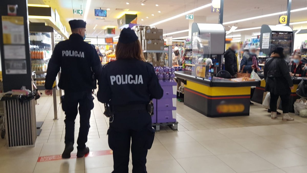 Iławscy policjanci podczas kontroli w jednym ze sklepów