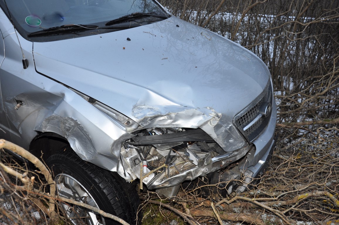 uszkodzone auto na miejscu zdarzenia
