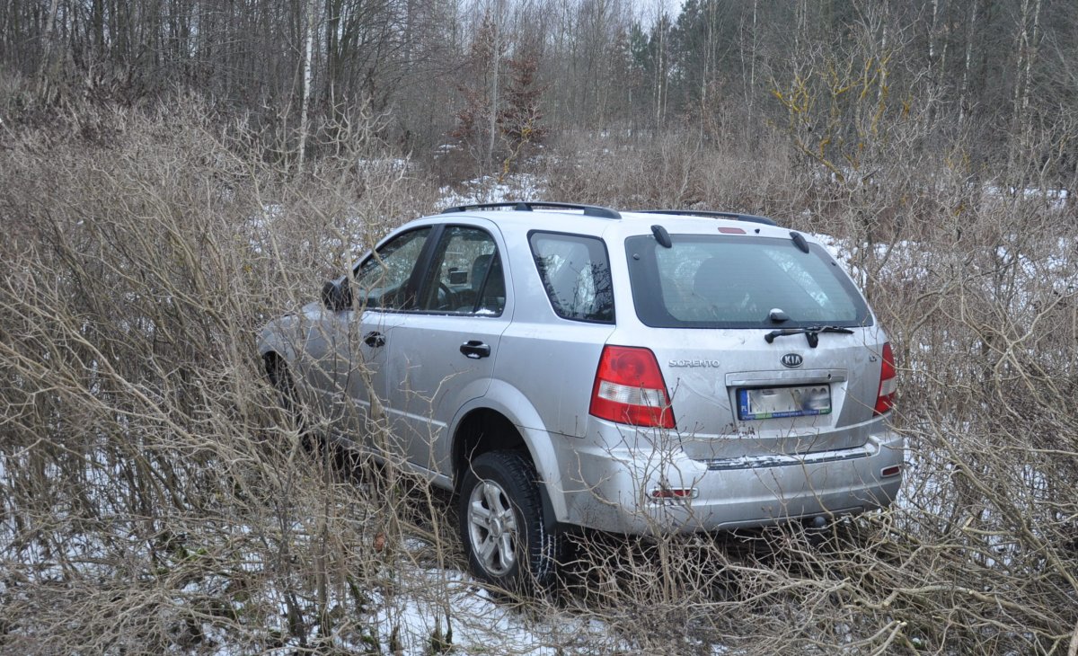 uszkodzone auto na miejscu zdarzenia