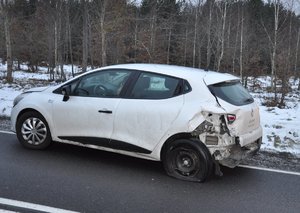 uszkodzone auto na miejscu zdarzenia