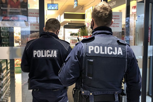 Policjanci kontrolujący jeden ze sklepów w Piszu