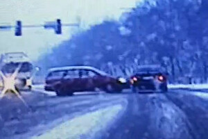 Na zdjęciu widać kolizję na skrzyżowaniu w Elblągu