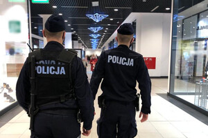 Policjanci podczas kontroli w jednym ze sklepów
