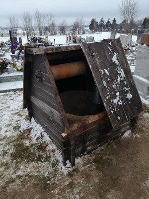 studnia znajdująca się na cmentarzu