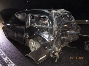 rozbity pojazd stojący na jezdni