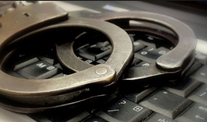 kajdanki leżące na klawiaturze