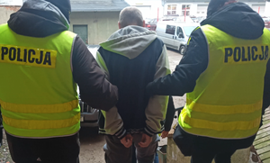 Zatrzymany mężczyzna prowadzony przez policjantów