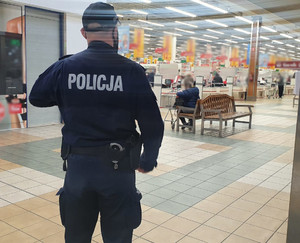policjant w galerii handlowej