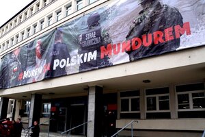 Baner zawieszony na budynku